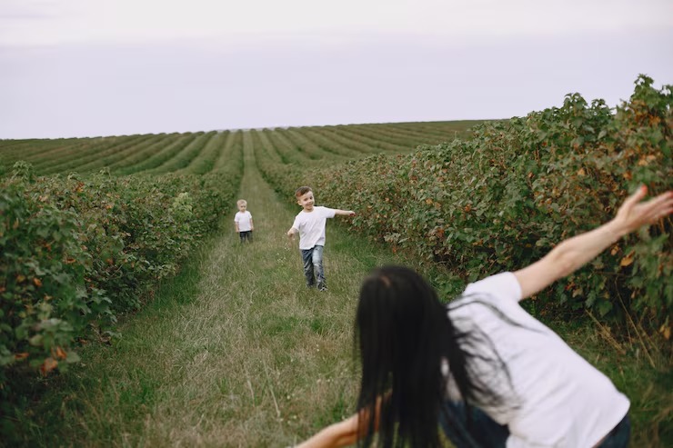 familia-bonita-e-estilosa-em-um-parque-de-verao_1157-38970